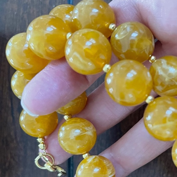 Signed Monet faux honey amber bead necklace - Picture 4 of 8